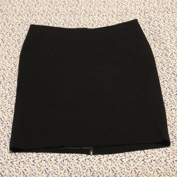 Ellen Tracy Black Pencil Skirt with Back Zipper Size: 10 - Picture 1 of 5